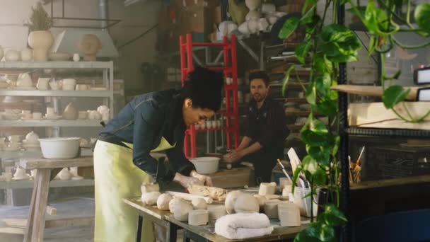 Homem e mulher estão trabalhando no estúdio de cerâmica — Vídeo de Stock
