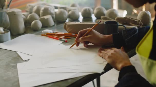 Mujer Potter está dibujando florero — Vídeos de Stock