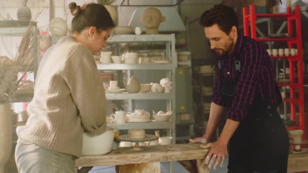 女性は陶芸のマスタークラスを与えます — ストック動画