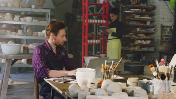 Trabalhadores organizam armazenamento no estúdio de cerâmica — Vídeo de Stock