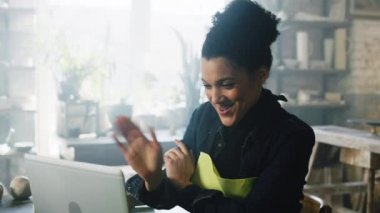 Pretty Woman 'ın bilgisayarında online arama var.