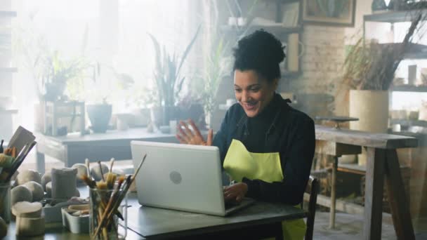 Töpferin hat Videoanruf auf Laptop — Stockvideo