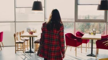 Kafeye yemeğe bir kadın geliyor.