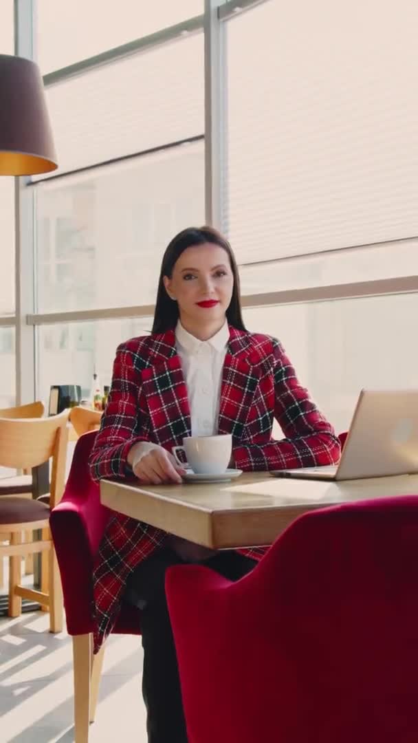 Portret pięknej kobiety, siedząc w Cafe — Wideo stockowe