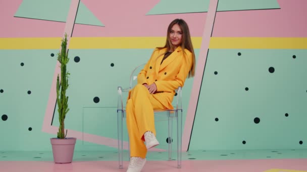 Retrato de mujer joven en traje amarillo brillante — Vídeos de Stock