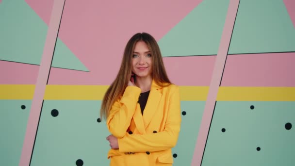 Sárga kabátos fiatal nő portréja — Stock videók