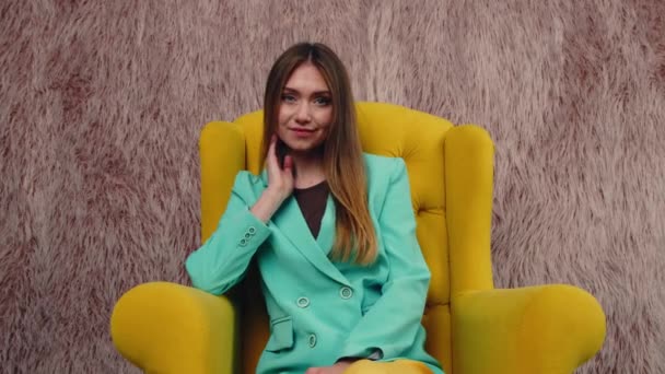 Stilvolle Dame posiert im Sessel — Stockvideo