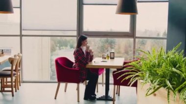 İş kadınının kafede izni var.