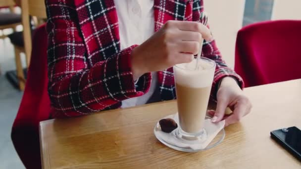 Žena se chystá pít kávu — Stock video