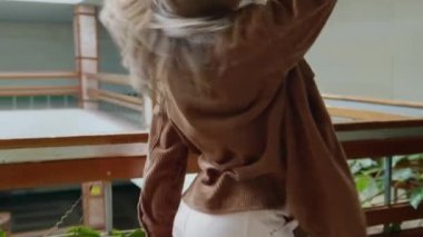 Yetenekli Kadın Salonda Dans Ediyor