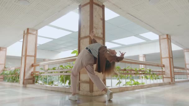 Studentin tanzt in schöner Halle — Stockvideo