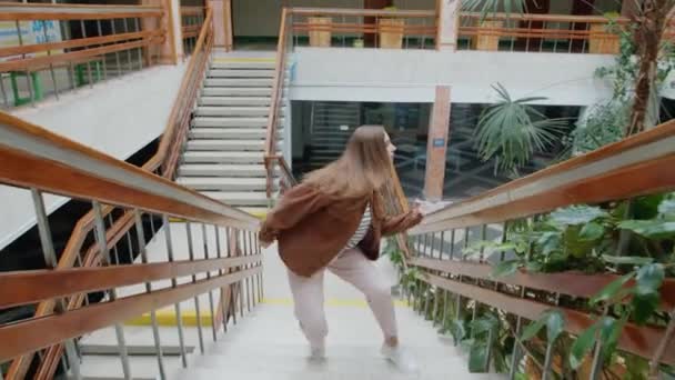Mujer joven está bailando en las escaleras — Vídeos de Stock