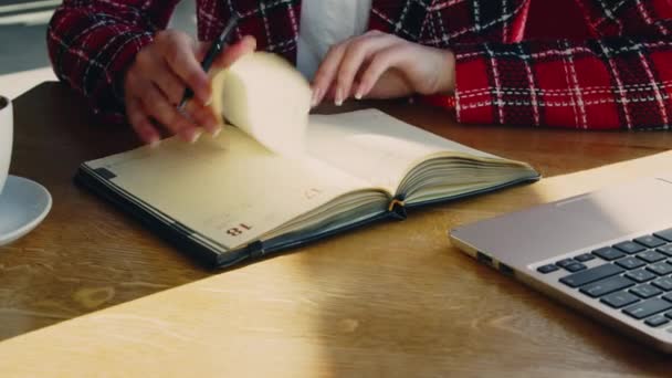 Kobieta jest pisanie listy do zrobienia w planerze — Wideo stockowe