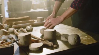 Man Potter Tarafından Topa Dönüştürülmüş Çamur Parçası