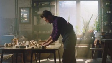 Adam işlenmemiş çamurdan bir parça çıkarıyor.