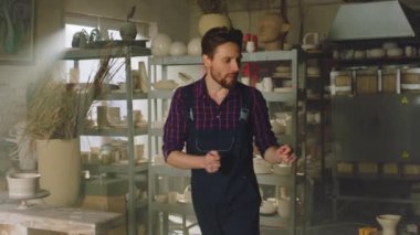 Man Potter stüdyoda tek başına dans ediyor.