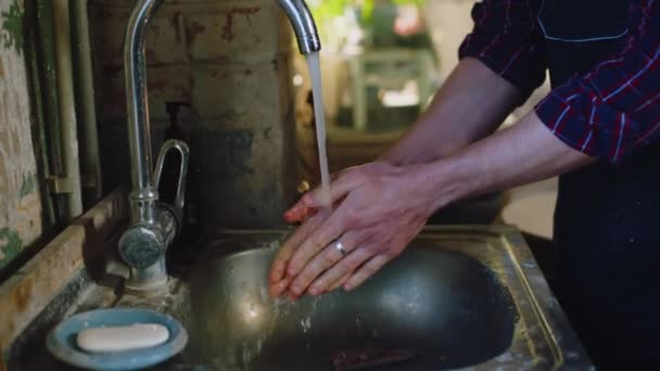 Facet myje ręce mydłem. — Wideo stockowe