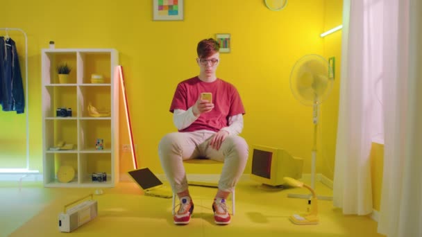 Jonge computer nerd is met behulp van zijn gadget — Stockvideo