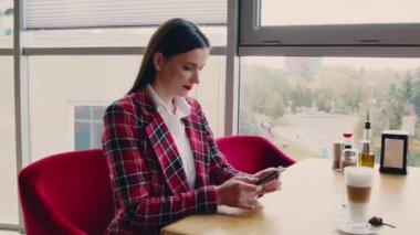 İş kadını kafede çalışıyor.