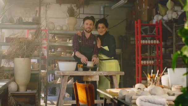 スタジオに滞在する2人の陶芸家 — ストック動画