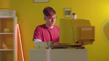 Genç Öğrenci Evde Öğrenci