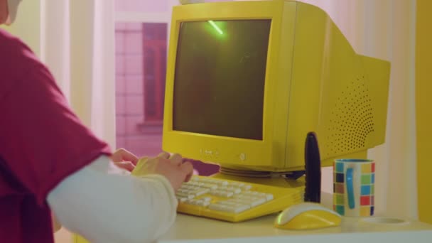 Hacker maakt gebruik van Retro Personal Computer — Stockvideo