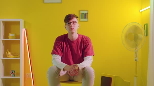 Portret młodego mężczyzny w okularach i czerwonej koszulce — Wideo stockowe