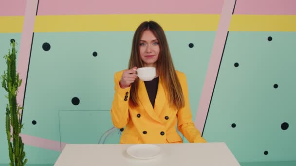 Portrét ženy s bílým šálkem čaje — Stock video