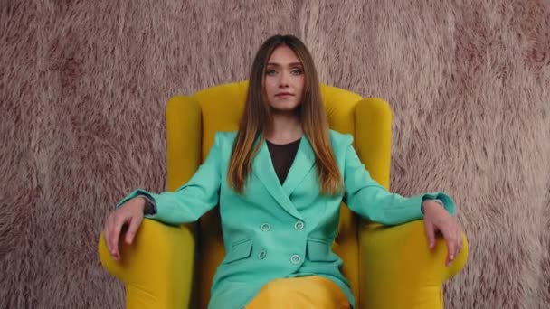 Боссі леді сидить у кріслі — стокове відео
