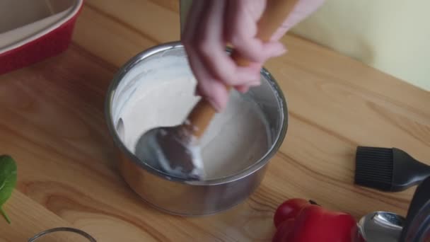 Donna sta mescolando Sause in piccola padella — Video Stock