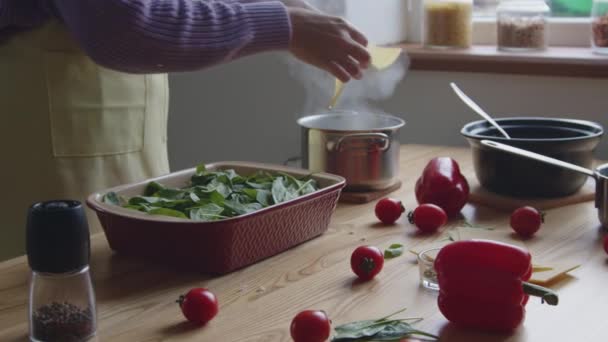 Kvinnan sätter varma nudlar i bakning Dish — Stockvideo