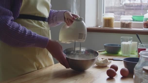 女は家でお菓子を作っている — ストック動画