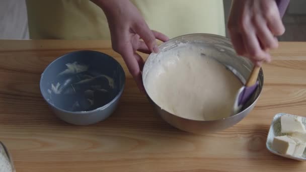 Žena dělá těsto pro pekárnu — Stock video