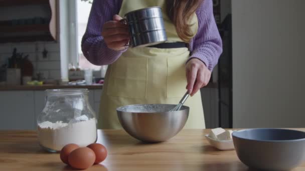Жінка додає борошно до тіста — стокове відео