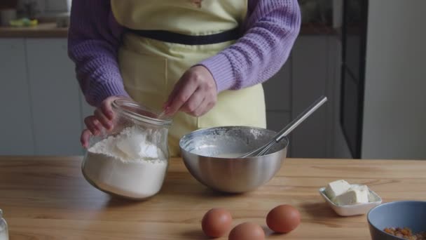 Kobieta robi ciasto, Dodawanie mąki — Wideo stockowe