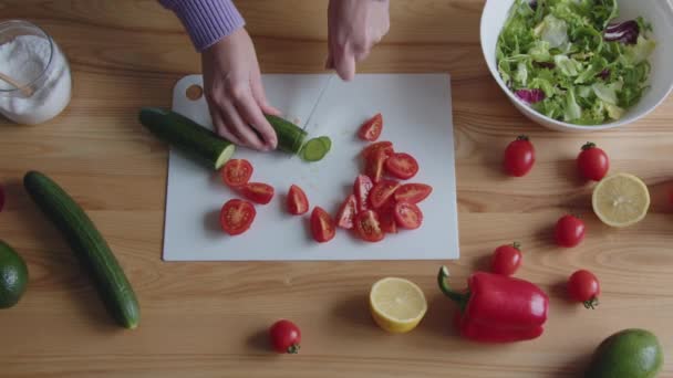 Mujer está cocinando ensalada fresca — Vídeos de Stock