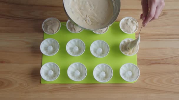 Žena vaří vanilkové muffiny — Stock video