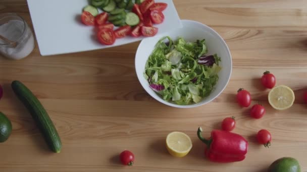 Cocinar Poner Verduras Frutas Rodajas Tazón Blanco Hacer Ensalada Vegetariana — Vídeos de Stock