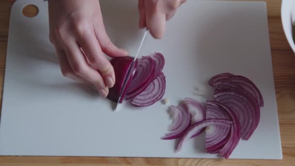 Куховарка Нарізає Червону Цибулю Гострої Їжі Надаючи Перевагу Органічній Свіжій — стокове відео