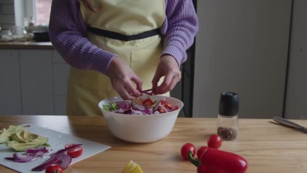 Mujer Está Cocinando Ensalada Vegetariana Fresca Recogiendo Ingredientes Tazón Blanco — Vídeo de stock