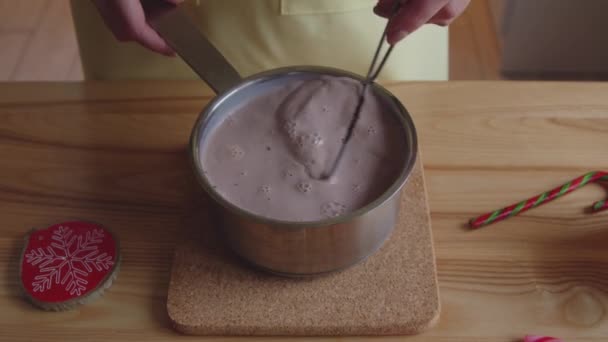 Mulher Está Cozinhando Bebida Quente Cacau Casa Misturando Ingredientes Com — Vídeo de Stock