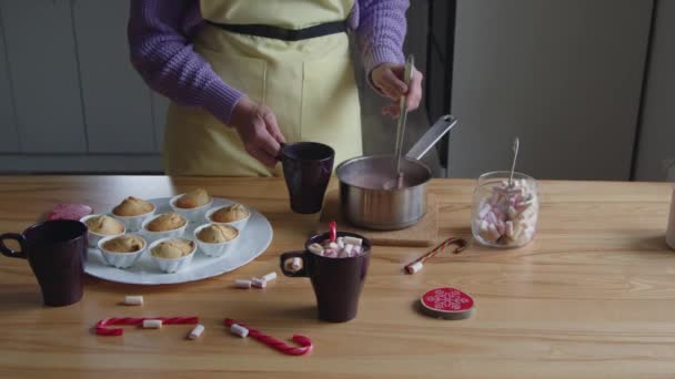 Donna Sta Cucinando Snack Dolce Casa Bevanda Cioccolata Calda Muffin — Video Stock
