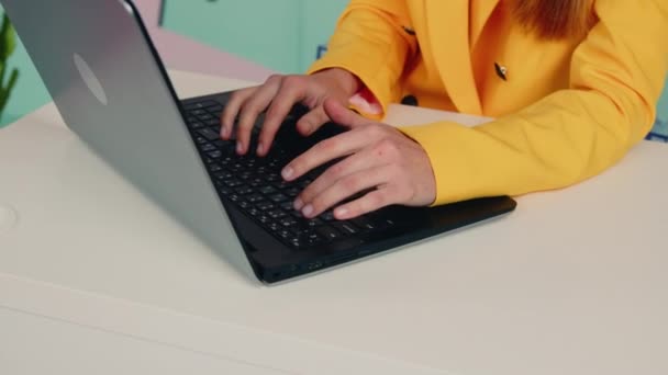 Mujer está escribiendo en el ordenador portátil — Vídeo de stock