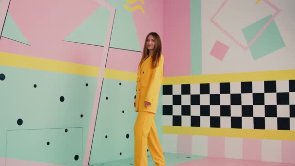 Portret van Kaukasisch model in geel pak — Stockvideo