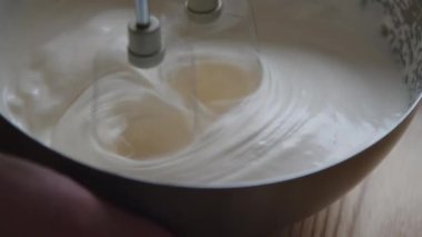 Kremayı Elektrik Karıştırıcı ile Karıştırma