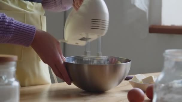 Kadın Pasta İçin Öksürük Hazırlıyor — Stok video