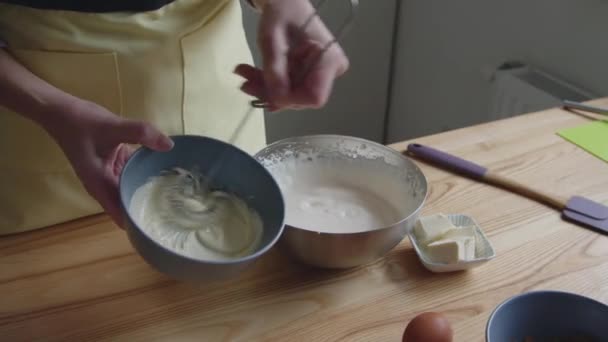 Η γυναίκα μαγειρεύει κρέμα αναμιγνύοντας βούτυρο — Αρχείο Βίντεο