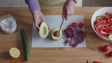 Kadın Avokado 'yu Atıştırmak İçin Kesiyor