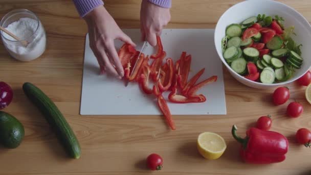 Cortar pimiento rojo para ensalada — Vídeos de Stock