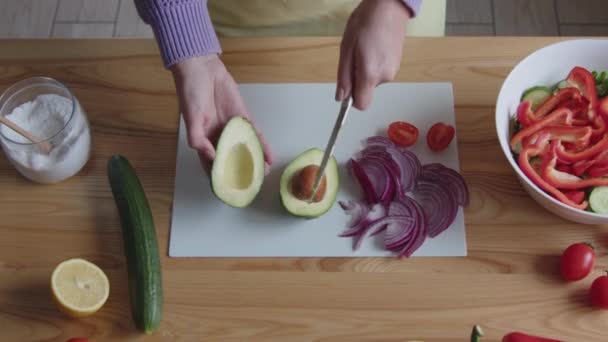 Жінка ріже Авокадо для закуски — стокове відео